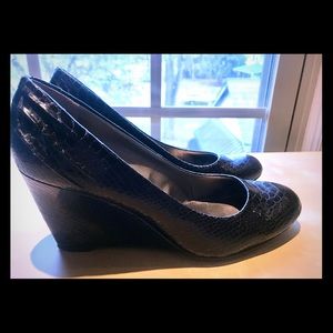 Bandolino black snakeskin wedges
